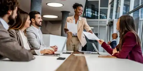 Dirección y administración revisando estrategias de salud